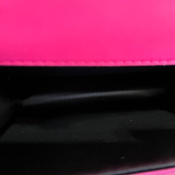 NWOT Adorable Barbie Pink Faux Leather Crossbody Bag Gold Chain & Bag Charm - Picture 9 of 9